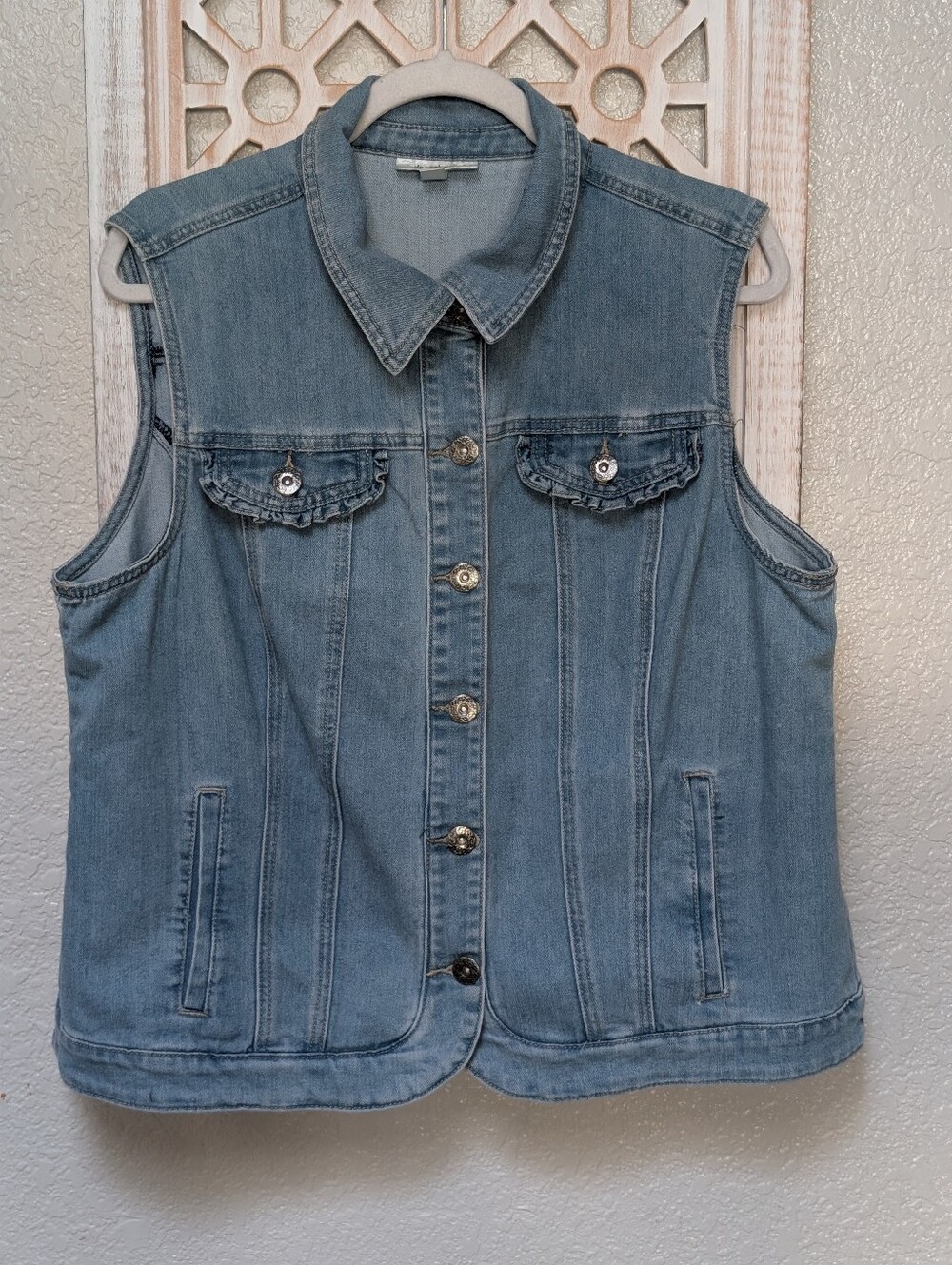Dressbarn Denim Vest Ruffled Pockets Silver Buttons Size XL Boho Casual City